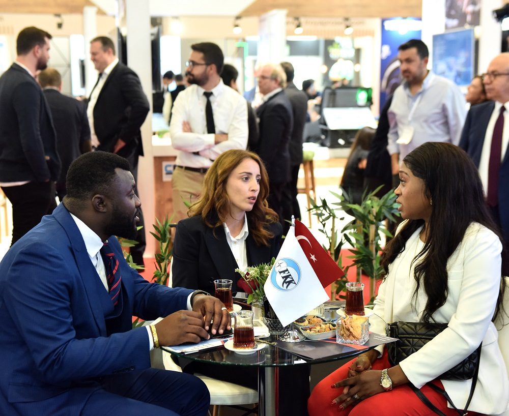 �12. KEZ KAPILARINI A�IYOR�