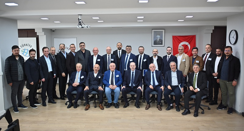 �N�AAT SEKT�R� EKONOM�N�N LOKOMOT�F� OLMAYI S�RD�R�YOR