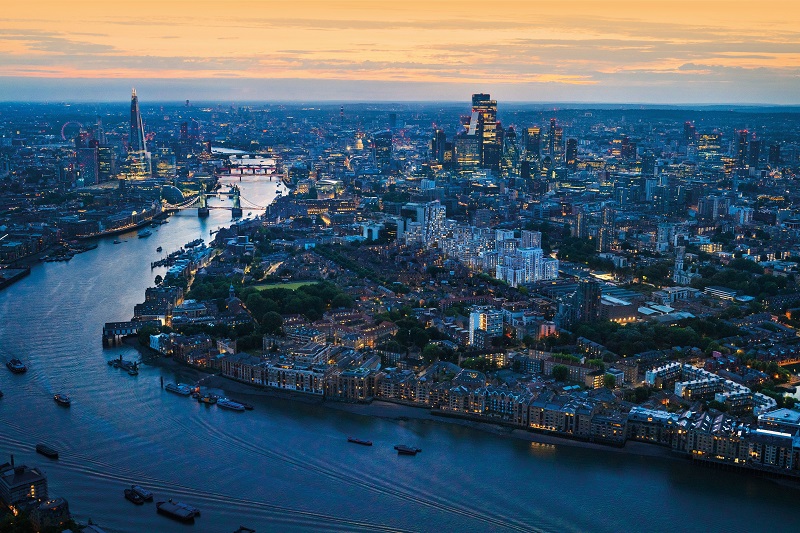 S LONDON �ZM�R�DE YATIRIMCILARLA BULU�UYOR